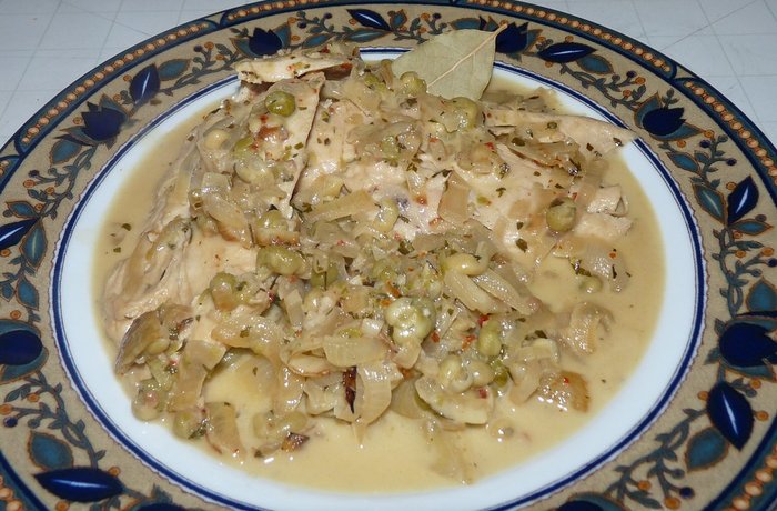 Pollo al vino nicaragüense con ciruelas pasas, alcaparras y aceitunas