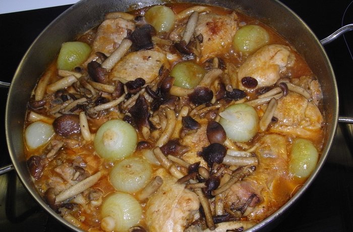 Pollo guisado casero en salsa de tomate con papa y zanahoria receta centroamericana