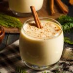 Ponche de habas caliente en taza receta peruana