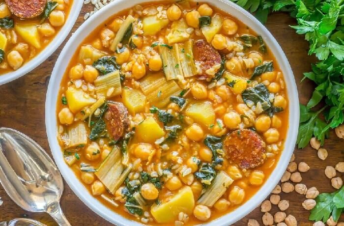 Potaje de acelgas y garbanzos con morcilla y patatas receta casera española