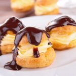 Profiteroles rellenos de crema bañados en chocolate receta casera