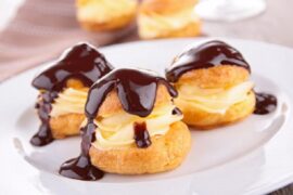 Profiteroles rellenos de crema bañados en chocolate receta casera