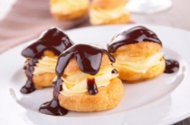 Profiteroles rellenos de crema bañados en chocolate receta casera