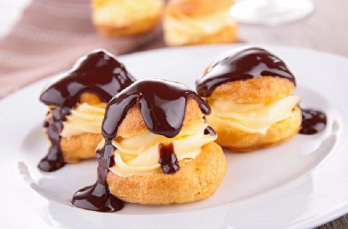 Profiteroles rellenos de crema bañados en chocolate receta casera