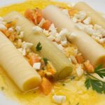 Puerros cocidos en salsa vinagreta con pimientos y huevo picado receta española