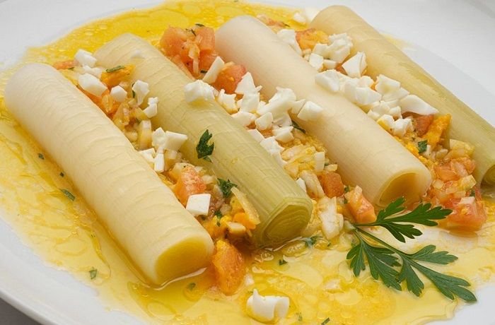 Puerros cocidos en salsa vinagreta con pimientos y huevo picado receta española