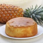 Queque de piña casero esponjoso cortado en rebanadas receta casera