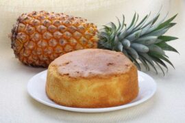 Queque de piña casero esponjoso cortado en rebanadas receta casera