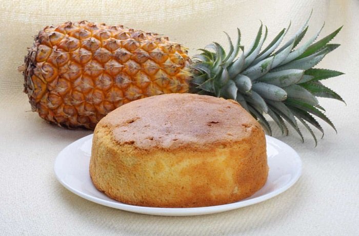Queque de piña casero esponjoso cortado en rebanadas receta casera