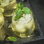 Rebujito andaluz con manzanilla gaseosa y hierbabuena en jarra con hielo