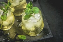 Rebujito andaluz con manzanilla gaseosa y hierbabuena en jarra con hielo