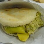 Arepa reina pepiada venezolana con pollo y aguacate receta casera