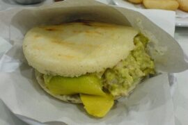 Arepa reina pepiada venezolana con pollo y aguacate receta casera