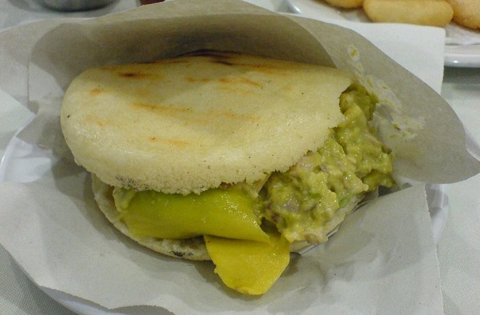 Arepa reina pepiada venezolana con pollo y aguacate receta casera