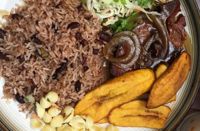 Rice and beans costarricense con frijoles rojos y leche de coco receta del Caribe de Limón