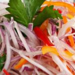 Salsa criolla peruana con cebolla morada y ají en bol receta peruana