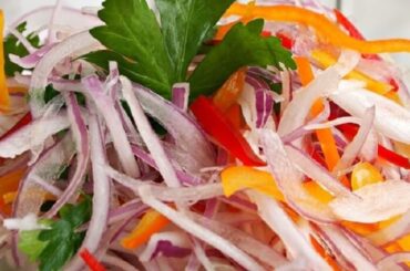 Salsa criolla peruana con cebolla morada y ají en bol receta peruana