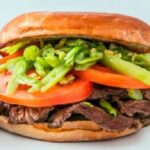 Sándwich chacarero chileno con carne porotos verdes tomate y ají receta de Chile