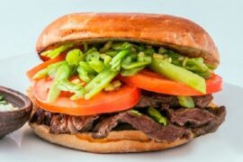 Sándwich chacarero chileno con carne porotos verdes tomate y ají receta de Chile