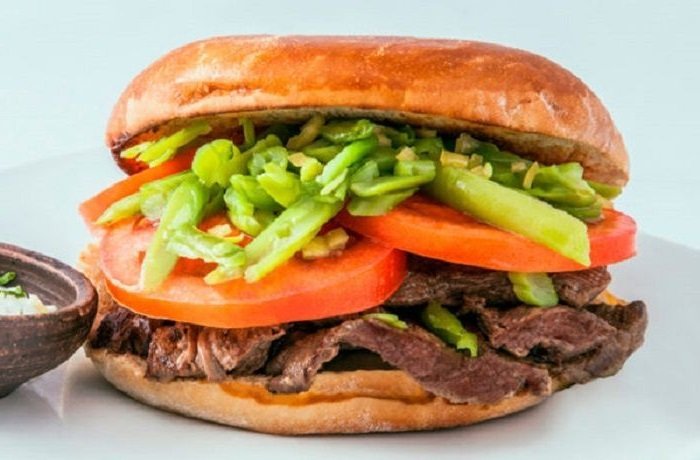 Sándwich chacarero chileno con carne porotos verdes tomate y ají receta de Chile