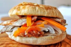 Sándwich de chola boliviano con cerdo y escabeche receta de La Paz