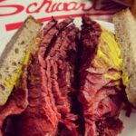 Sándwich de pastrami en pan de centeno receta estilo Nueva York