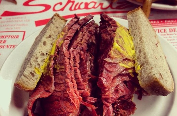 Sándwich de pastrami en pan de centeno receta estilo Nueva York