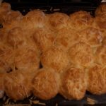 Scones de queso dorados recién horneados receta uruguaya