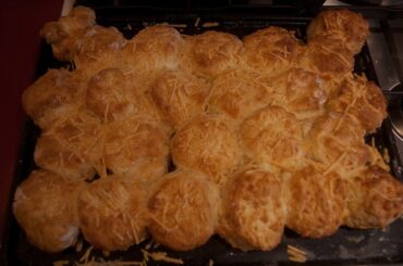 Scones de queso dorados recién horneados receta uruguaya