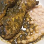 Seco de pollo peruano con culantro, frejoles y arroz receta casera