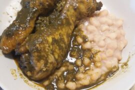 Seco de pollo peruano con culantro, frejoles y arroz receta casera
