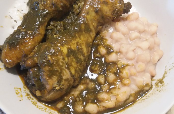 Seco de pollo peruano con culantro, frejoles y arroz receta casera