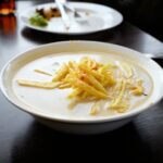 Sopa de maní boliviana con papas fritas en bastón y perejil receta casera