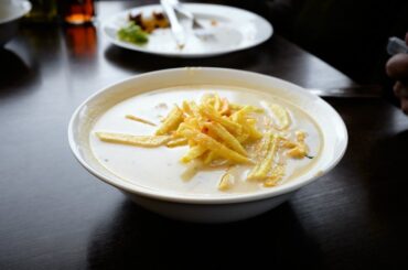 Sopa de maní boliviana con papas fritas en bastón y perejil receta casera