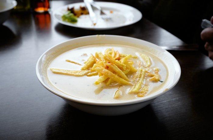 Sopa de maní boliviana con papas fritas en bastón y perejil receta casera