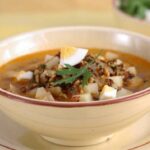 Sopa de picadillo con carne picada, verduras y fideos receta española