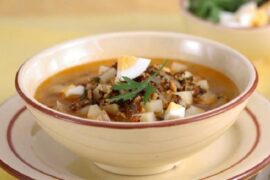 Sopa de picadillo con carne picada, verduras y fideos receta española