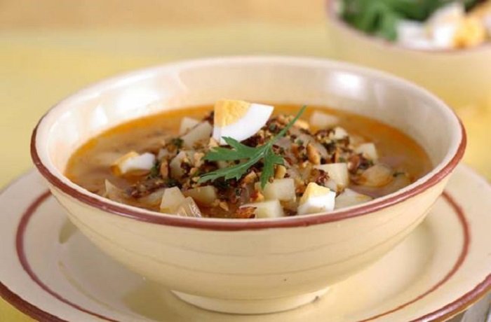 Sopa de picadillo con carne picada, verduras y fideos receta española