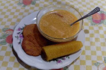 Sopa de queso nicaragüense con bolitas de maíz y queso de Cuaresma