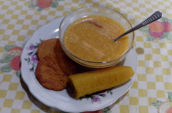 Sopa de queso nicaragüense con bolitas de maíz y queso de Cuaresma