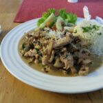 Strogonoff de pollo brasileño con arroz y papas pay receta casera