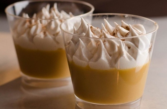 Suspiro limeño en copa con manjar blanco y merengue al oporto receta peruana