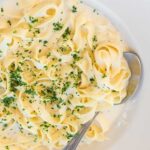 Tallarines Alfredo con crema de leche y queso parmesano receta casera