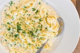 Tallarines Alfredo con crema de leche y queso parmesano receta casera