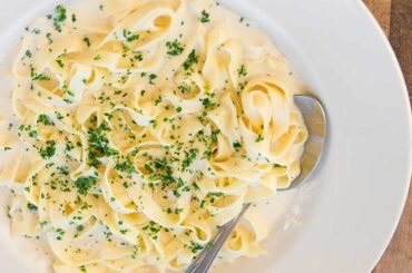 Tallarines Alfredo con crema de leche y queso parmesano receta casera