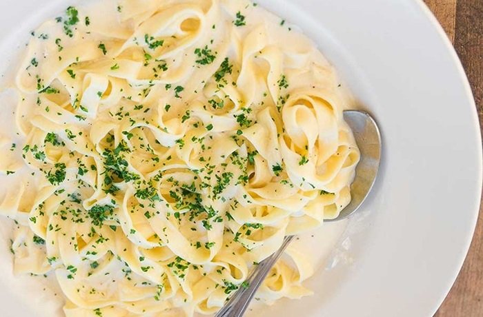 Tallarines Alfredo con crema de leche y queso parmesano receta casera