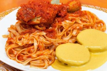 Tallarines rojos con presas de pollo en salsa de tomate receta peruana