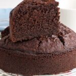 Torta de chocolate casera cortada en porciones receta casera