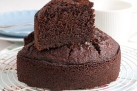 Torta de chocolate casera cortada en porciones receta casera