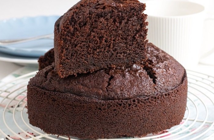 Torta de chocolate casera cortada en porciones receta casera